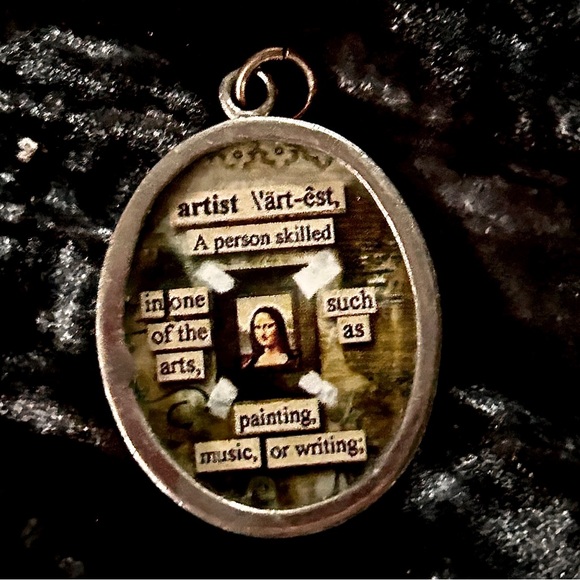 Mona Lisa Arty Pendant for necklace and your best artist friend or yourself! - Picture 2 of 3